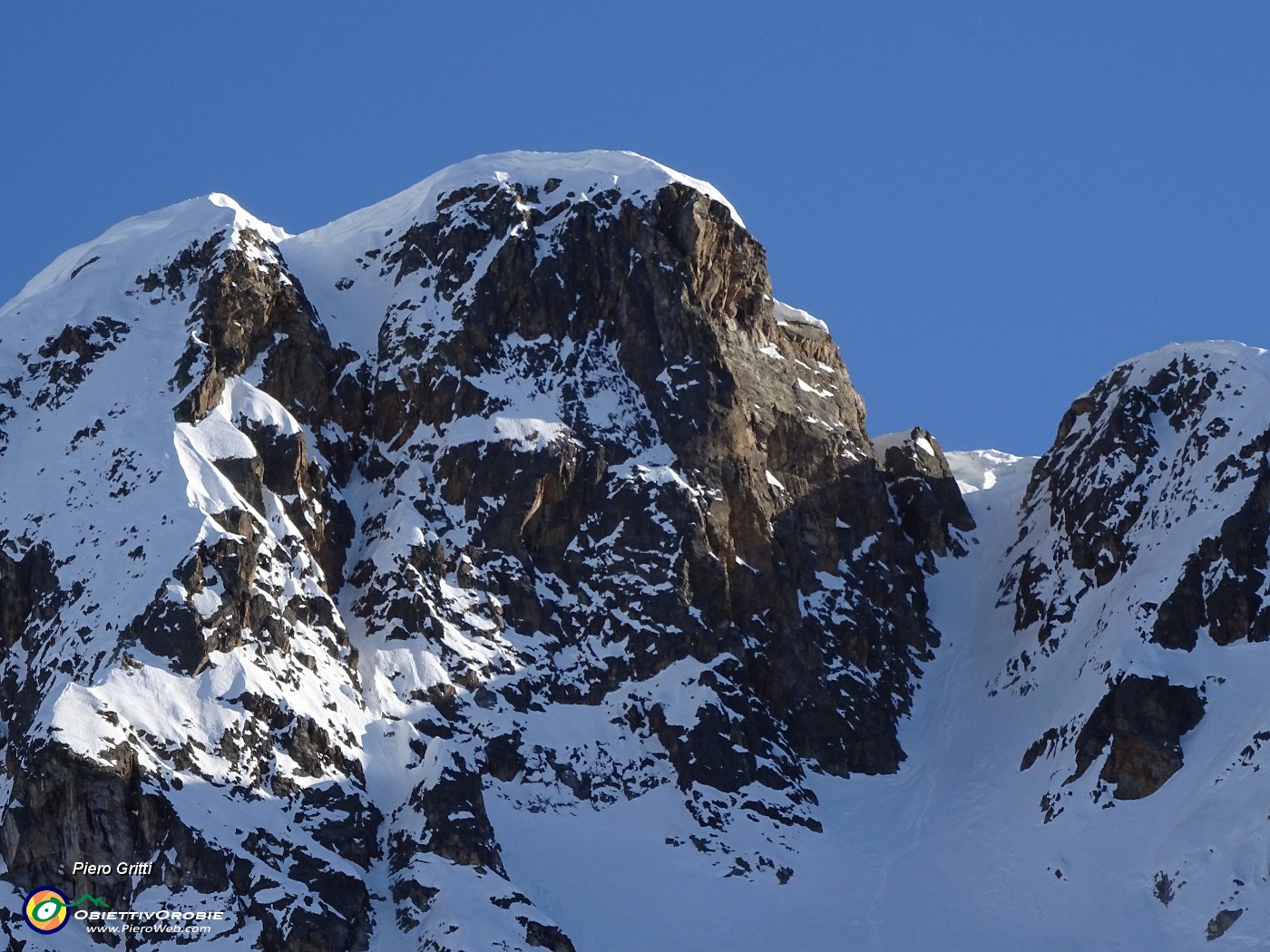 67 Monte Cabianca, ben visibile il ripido canalino .JPG -                                